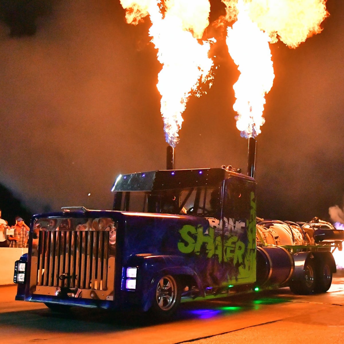 AERO Gatineau-Ottawa Airshow - Truck expels flames
