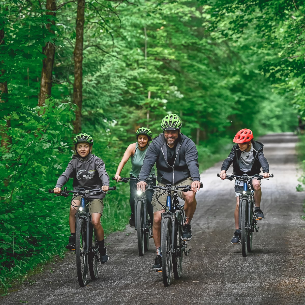 Family of 4 biking in la Jacques-Cartier.
