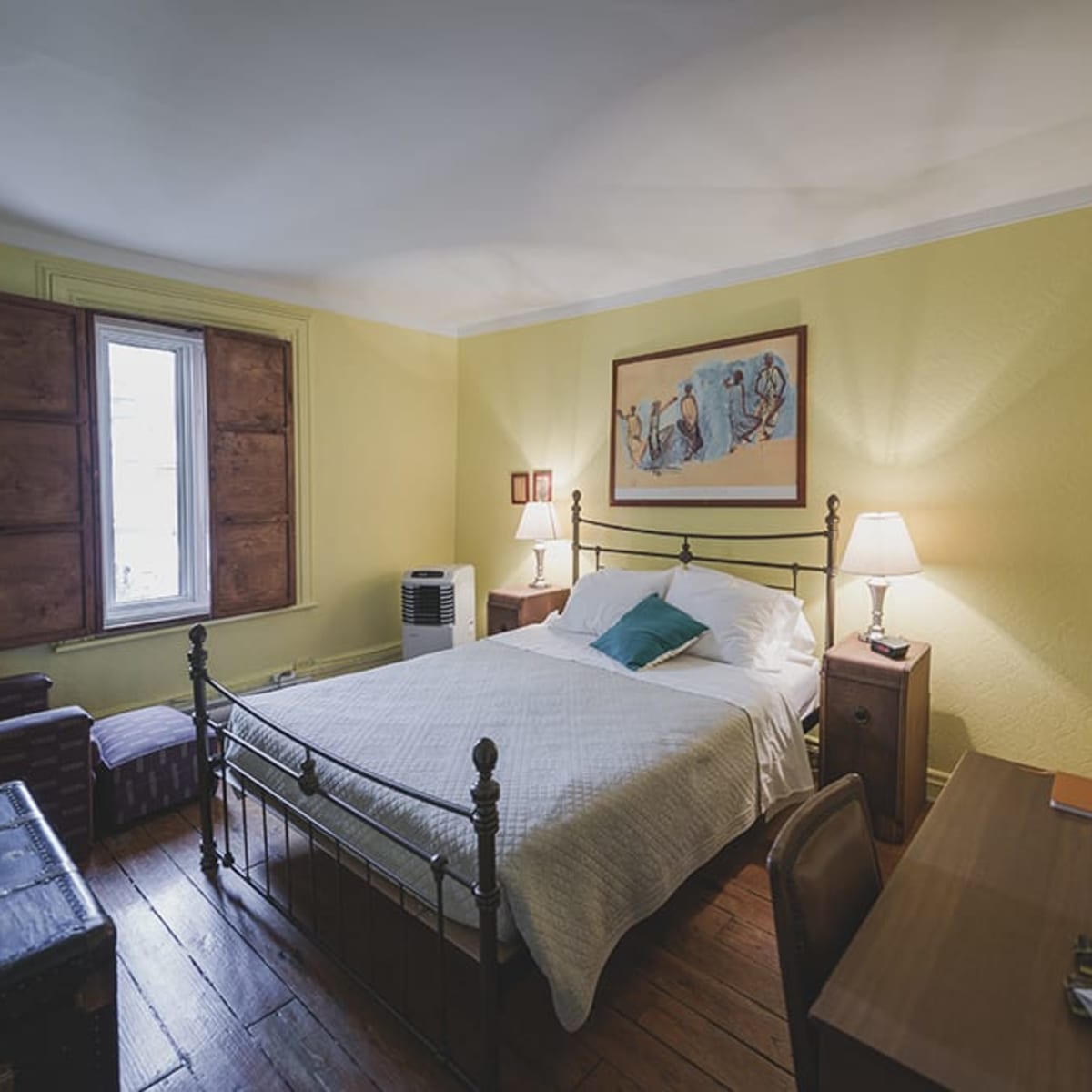 L’Auguste chambre grand lit, salle de bain partagée