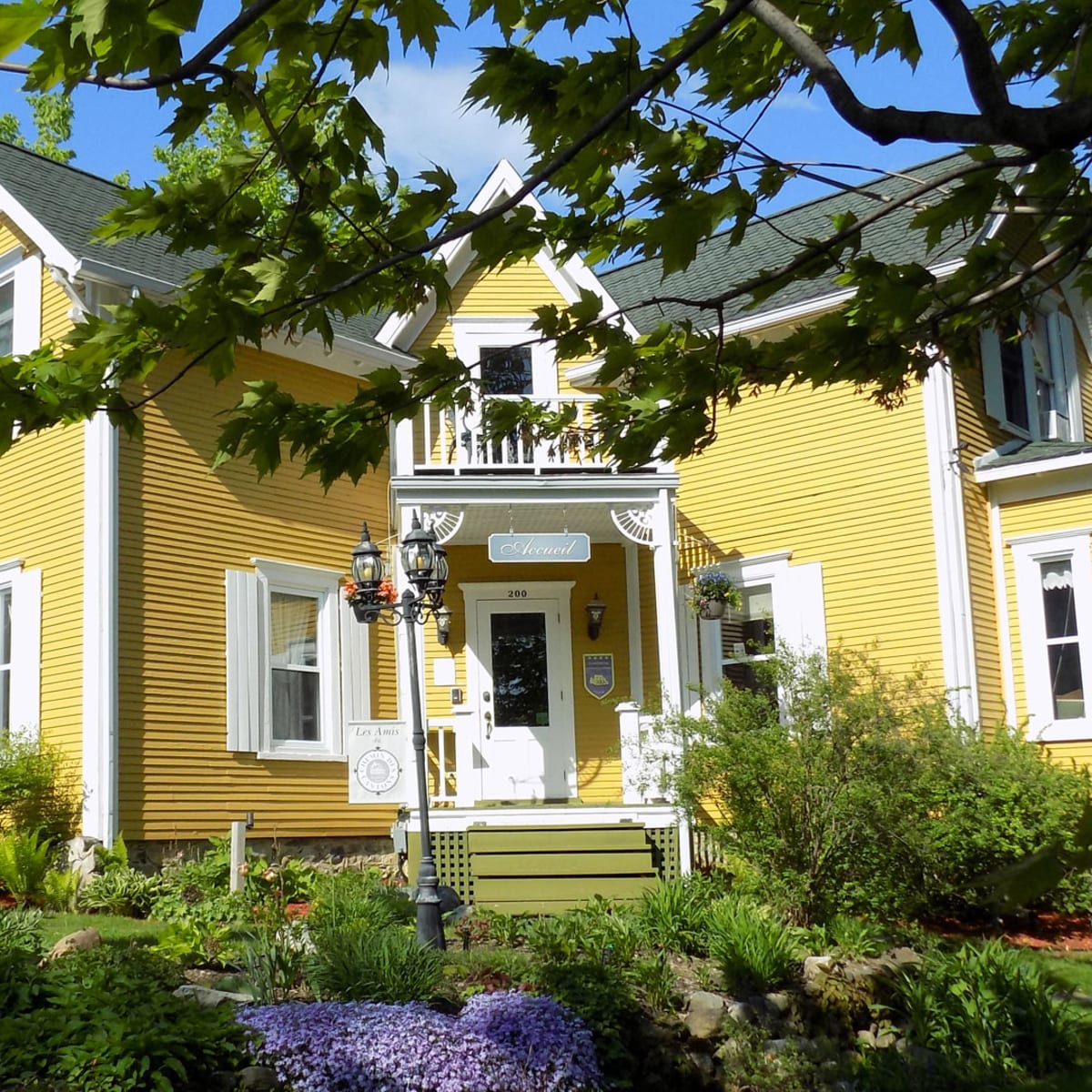 Extérieur jaune du gîte À l'Ancestrale B&B.
