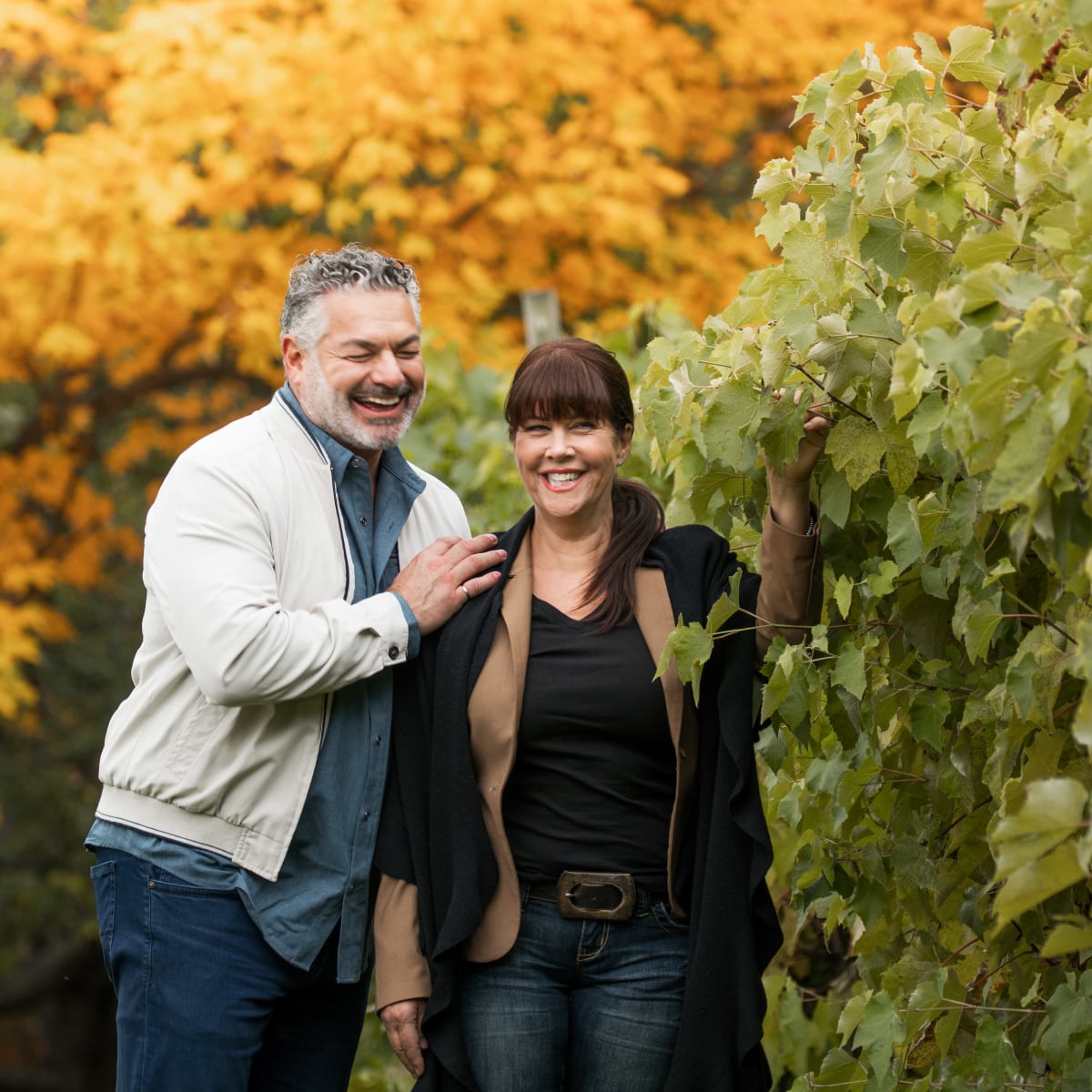 Couple dehors l'automne.