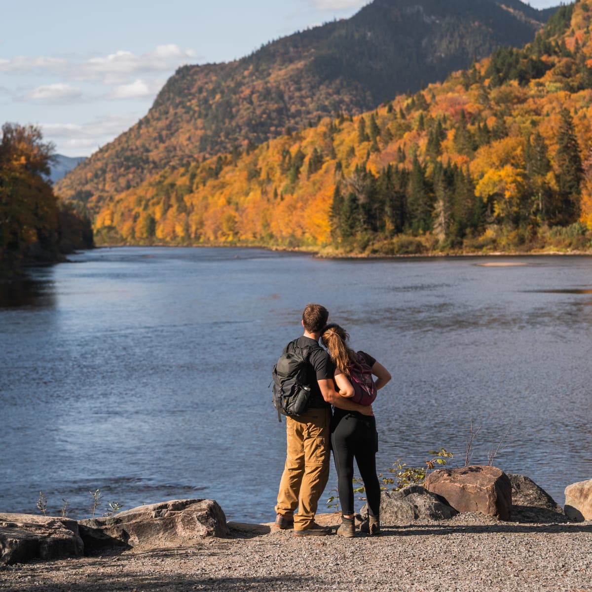 Couple in a park by the lake in the Québec City region.