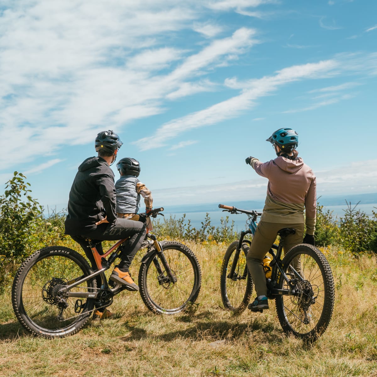 Family mountain biking - View of the St. Lawrence