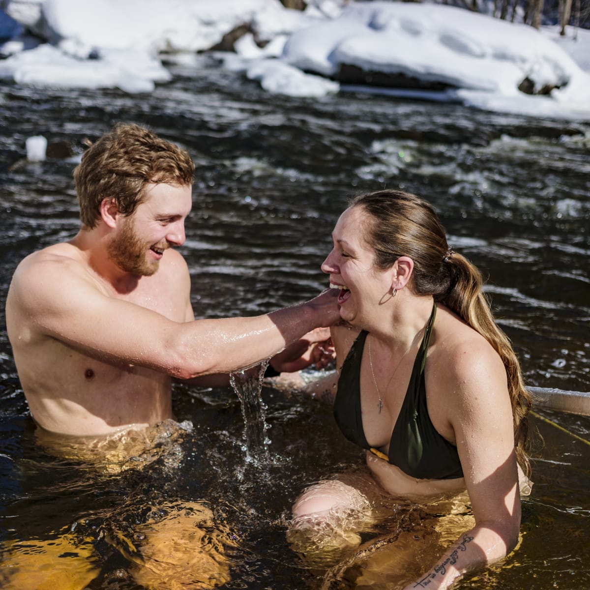 Couple in a spa in the Eastern Townships.