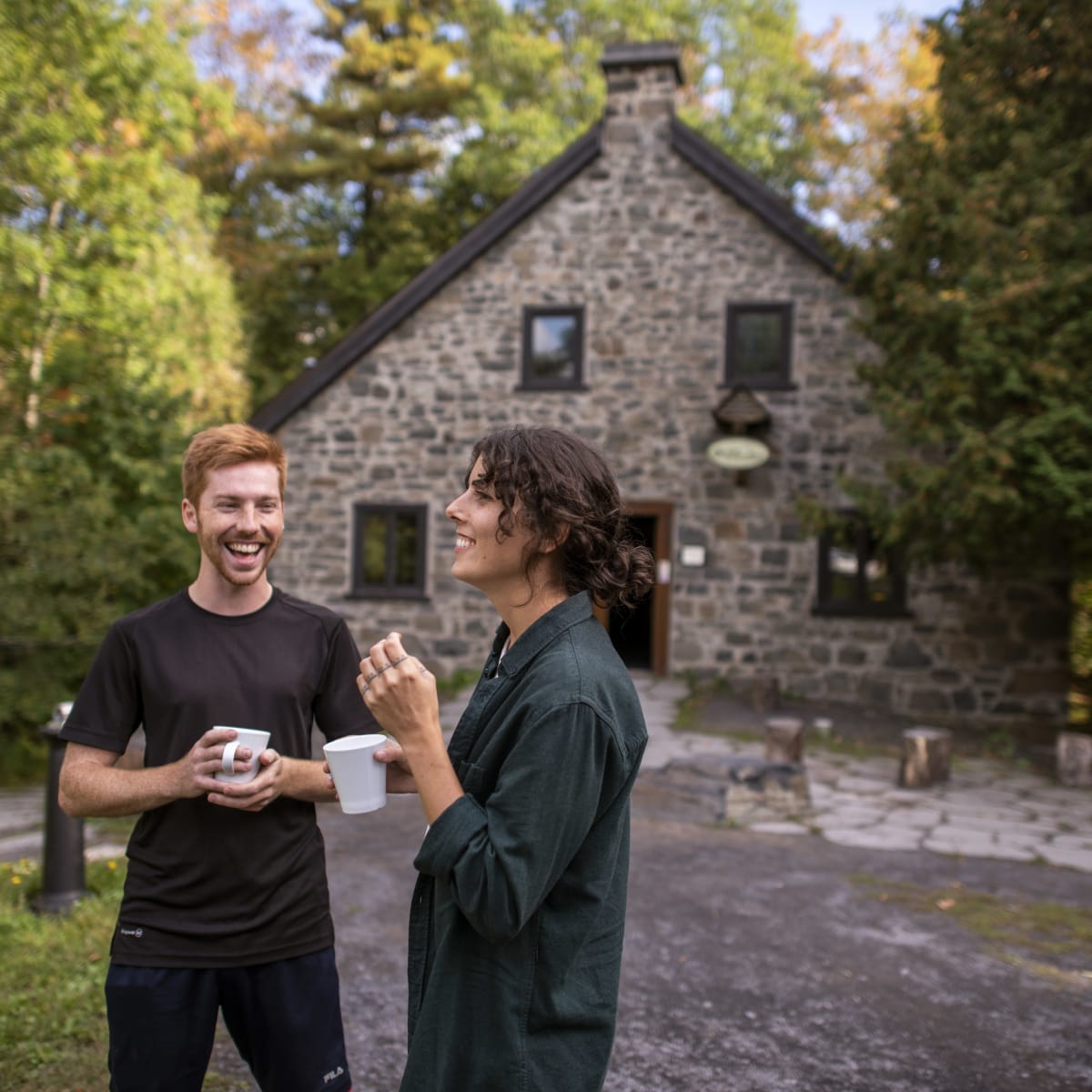 Smiling couple in front of an ancestral building.