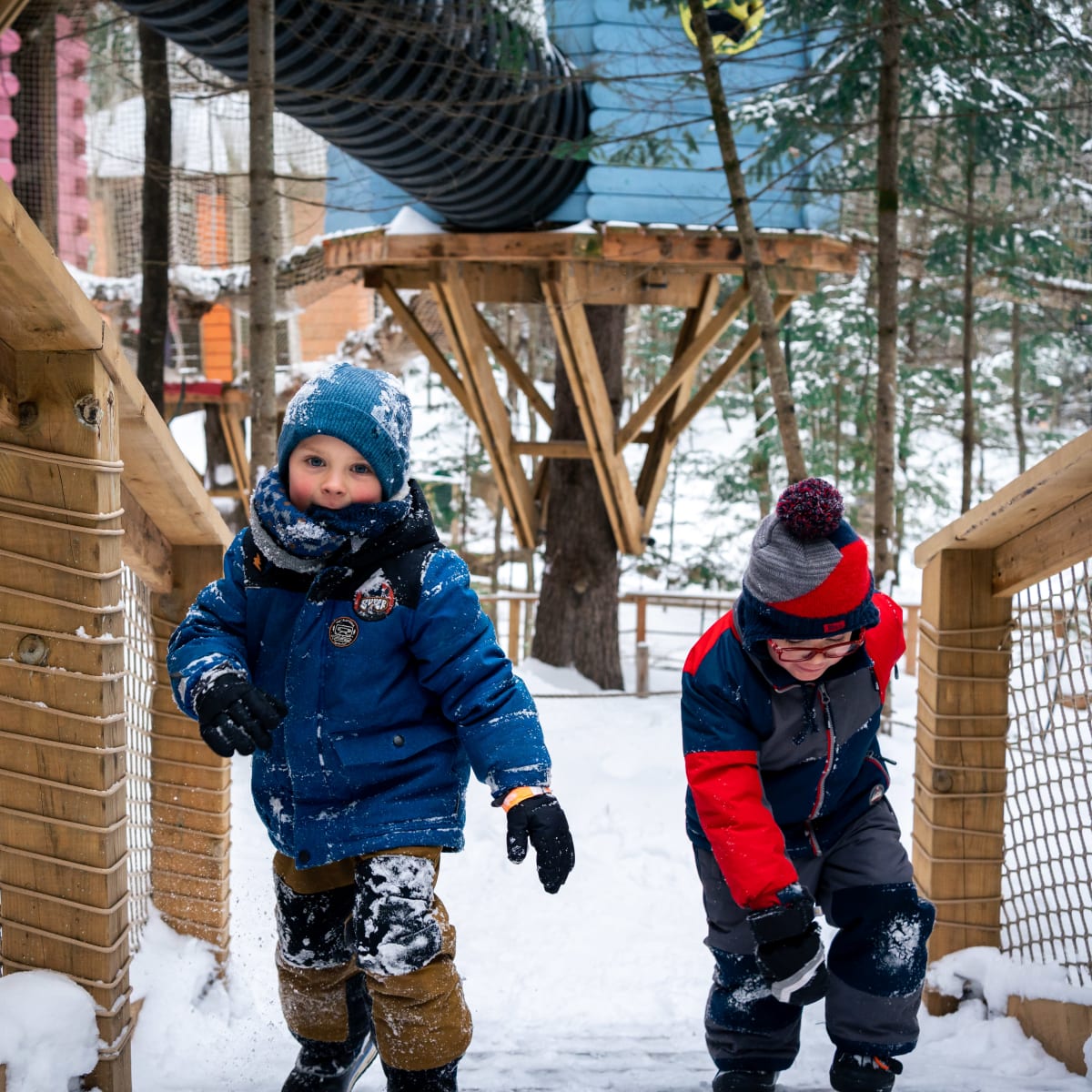 Two kids at Arbraska Rawdon in winter.