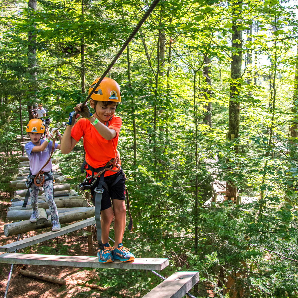 Deux enfants sur le parcours d'Arbraska Rawdon.
