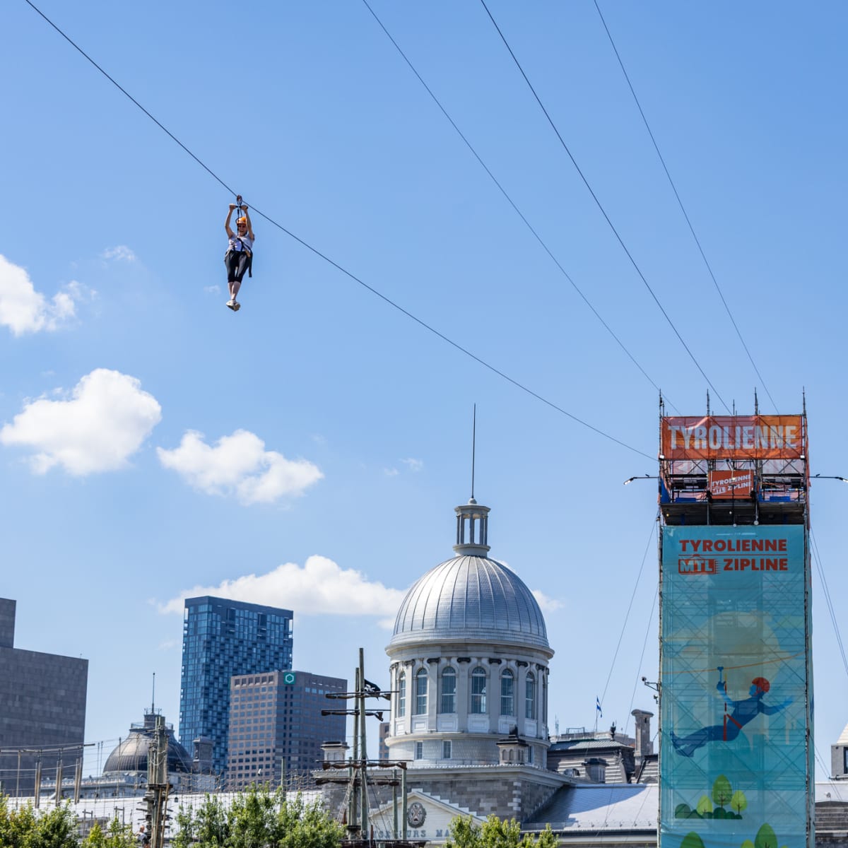 Tyrolienne dans le Vieux-Port de Montréal.