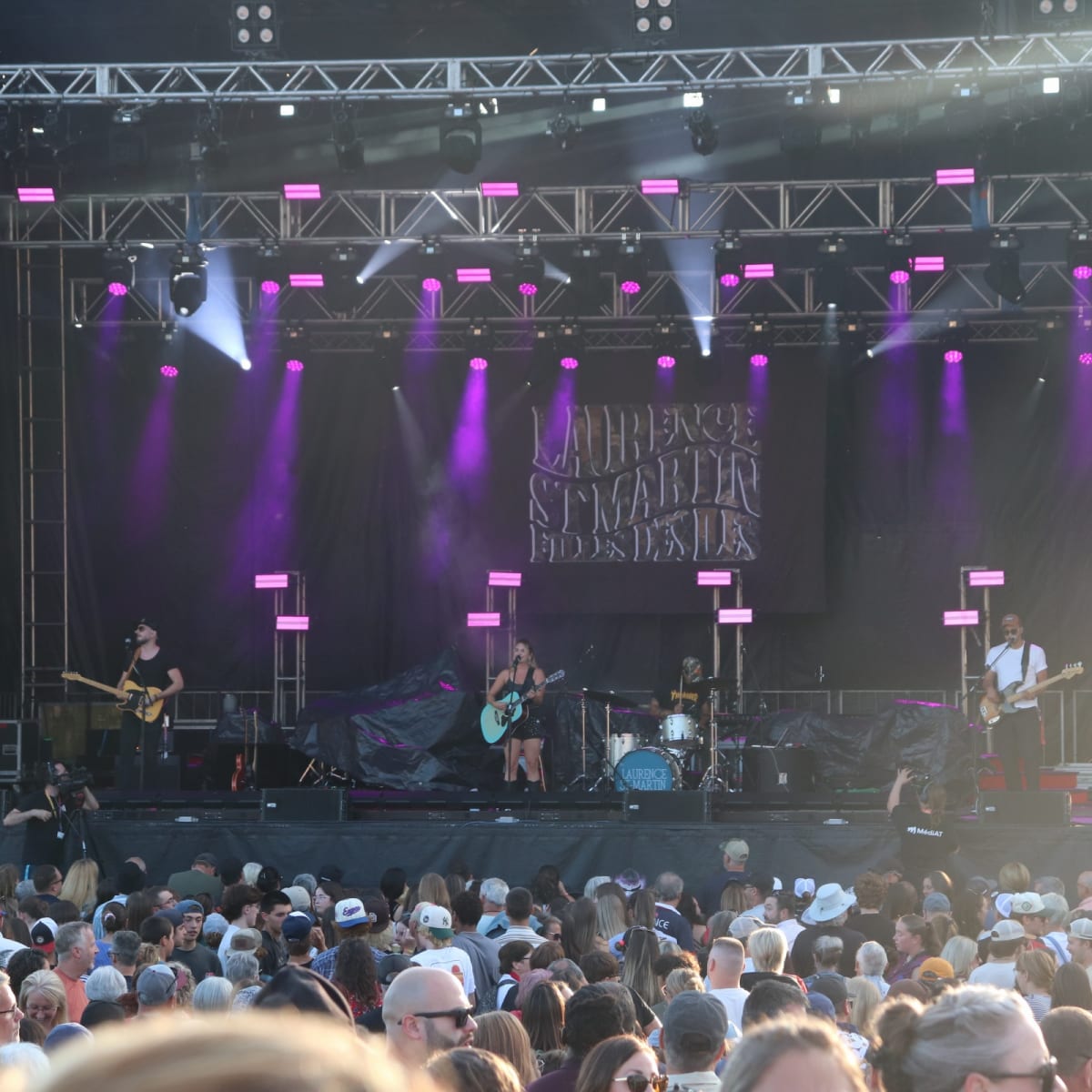 Foule devant la scène au H2O Festival.