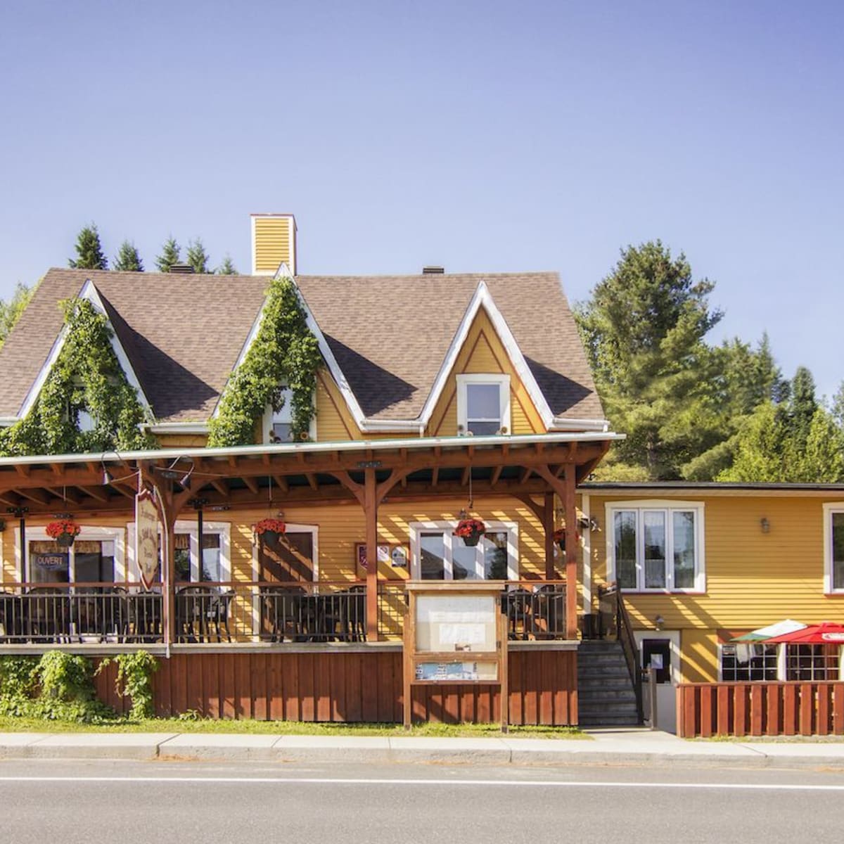 Auberge au Soleil Levant -  Front of the inn with terrace