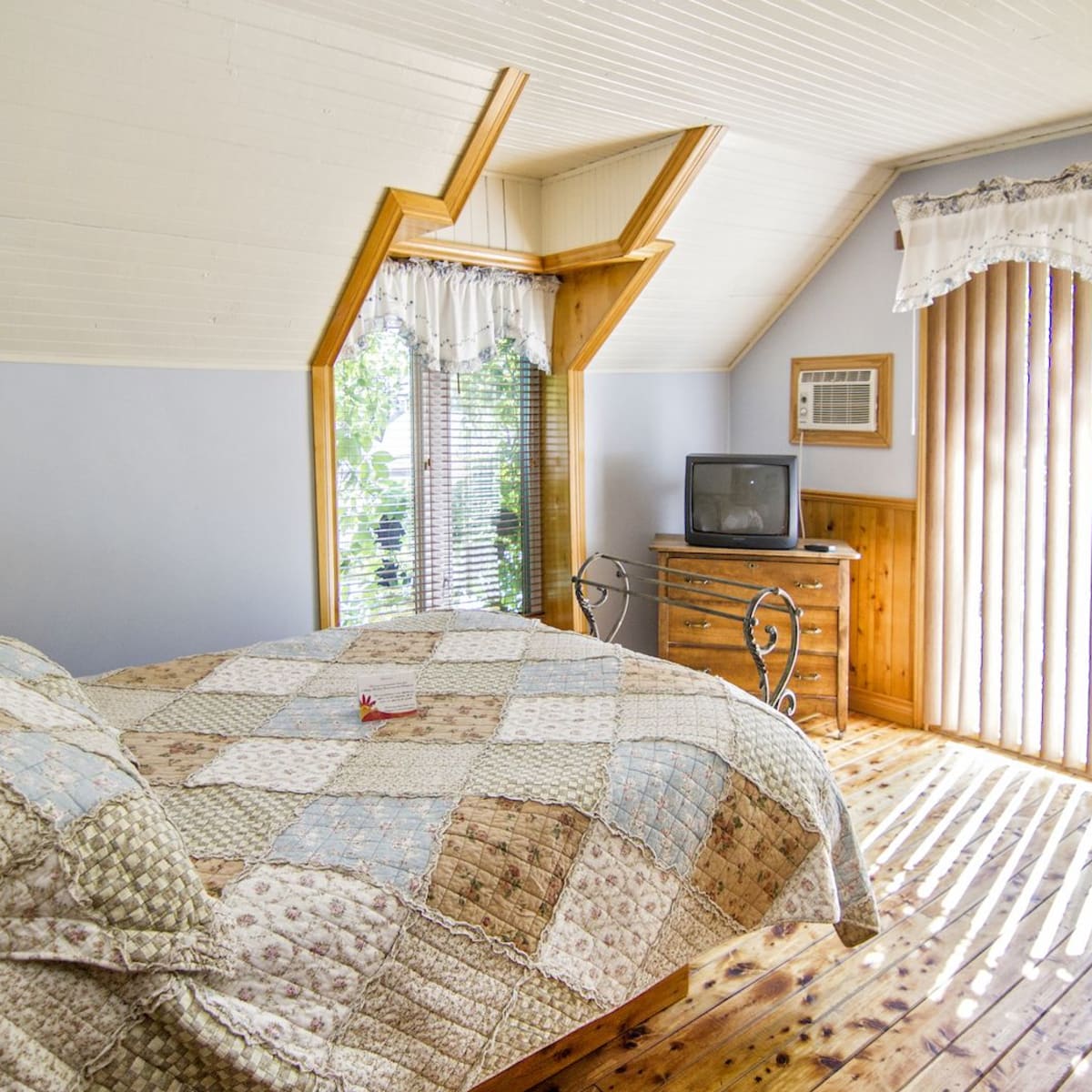 Auberge au Soleil Levant - Country-style bedroom
