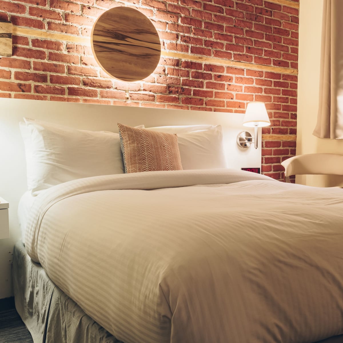 Le lit d'une chambre de l'Auberge Aux deux Lions.