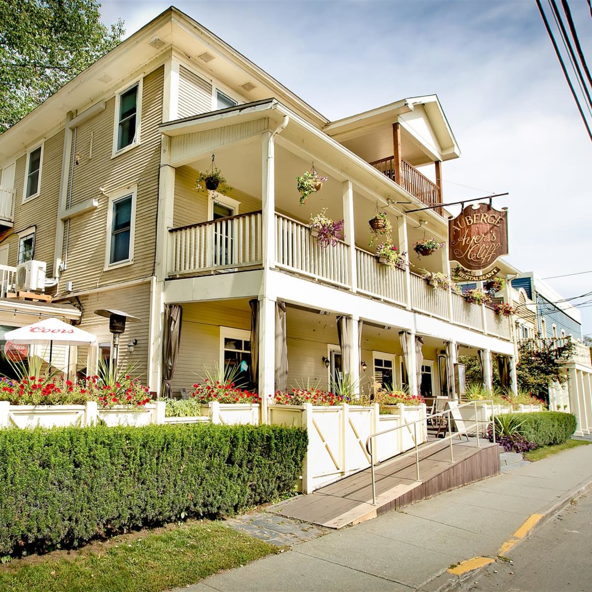 Extérieure de l'Auberge Ayer's Cliff.