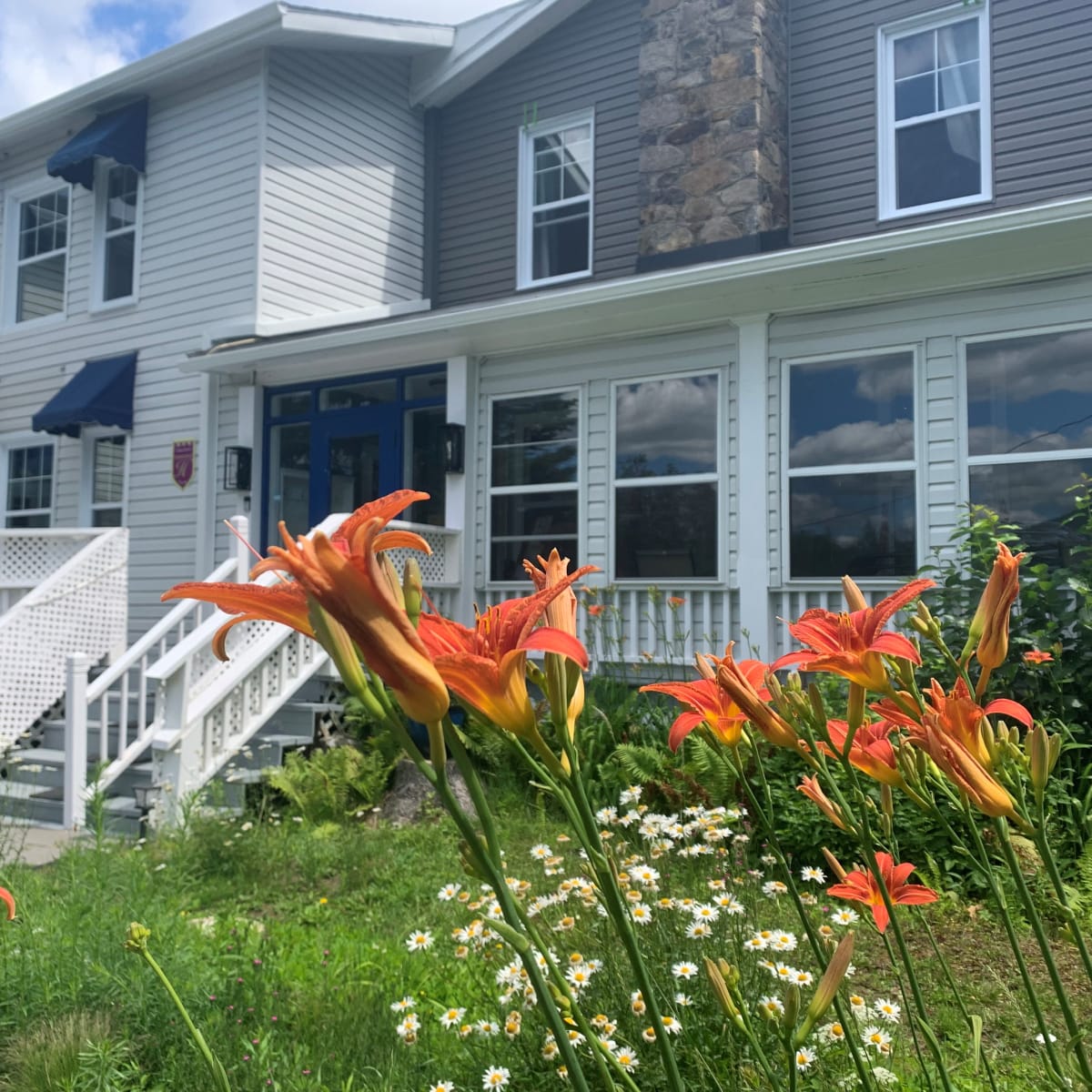 Auberge Le Clos-Joli - Exterior of the inn, with flowers