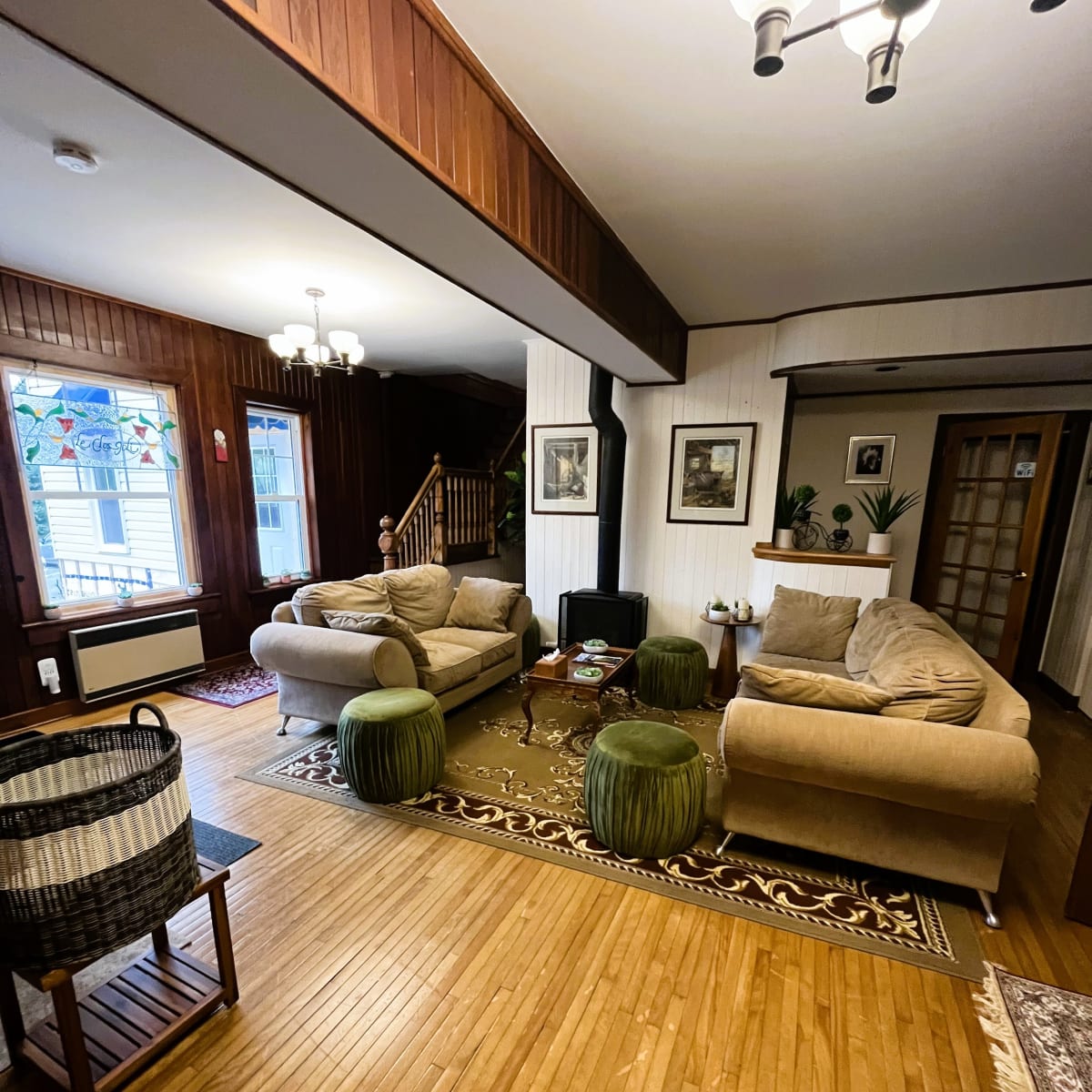 Auberge Le Clos-Joli - Small lounge with fireplace