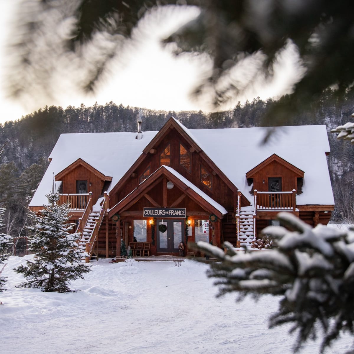 Auberge Couleurs de France in winter.
