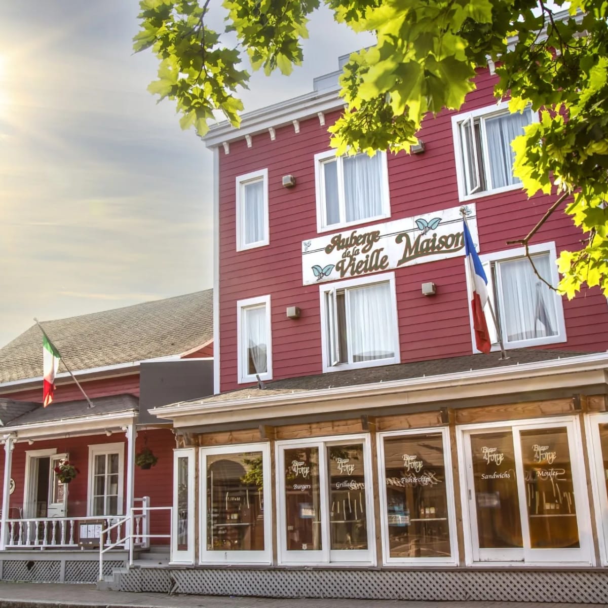 Auberge de la Vieille Maison - Facade of the inn and restaurant