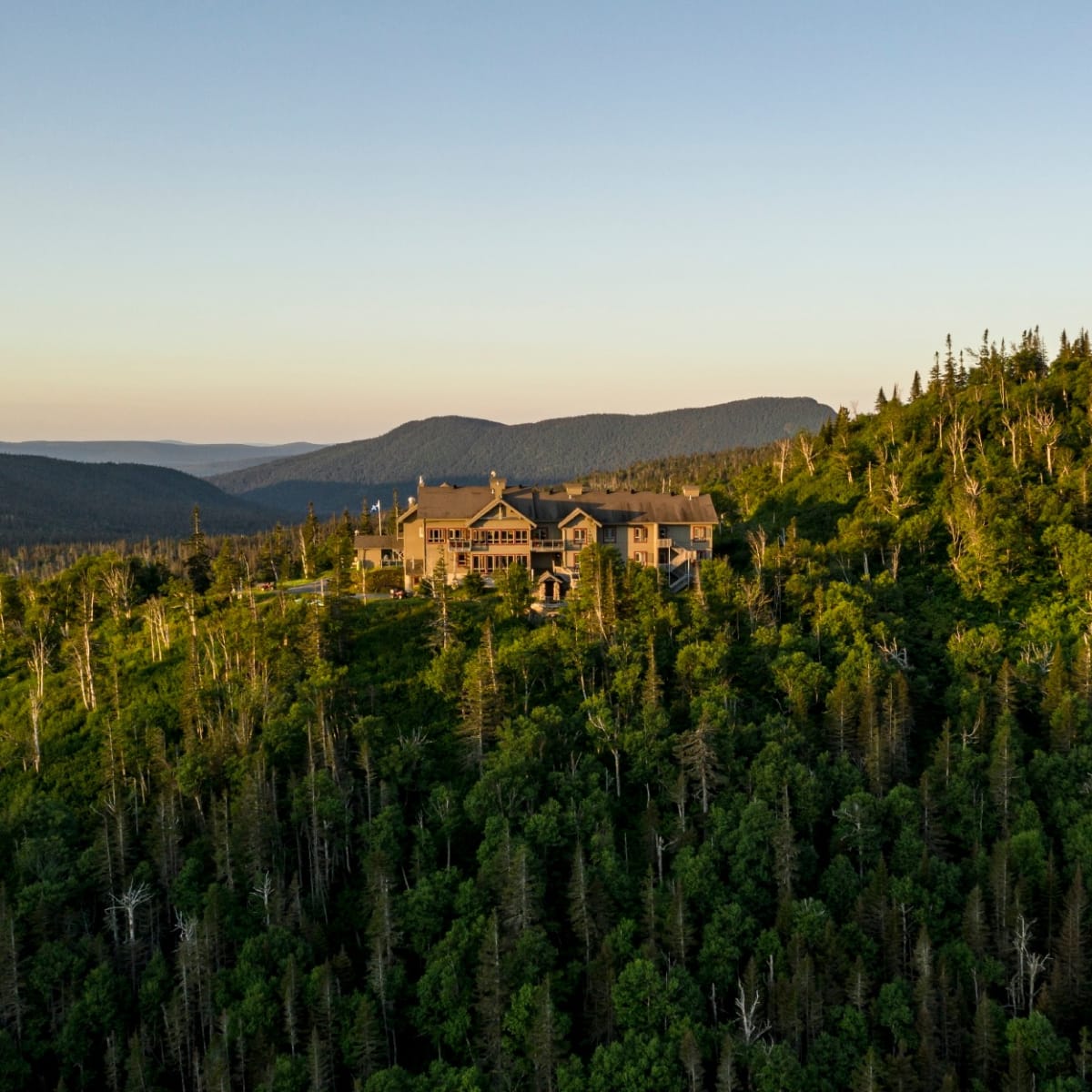 Vue aérienne de l'Auberge de montagne des Chic-Chocs.