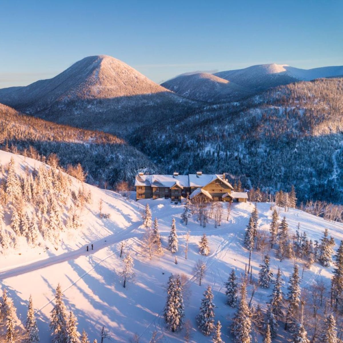Vue aérienne de l'Auberge de montagne des Chic-Chocs en hiver.