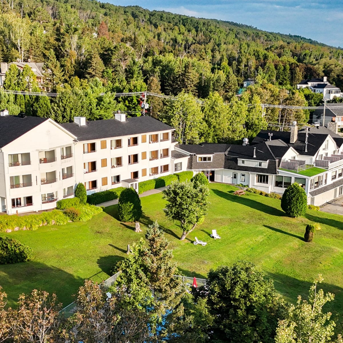 Extérieur de l'Auberge des 3 Canards l'été.