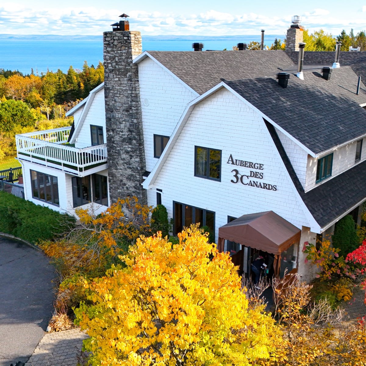 Extérieur de l'Auberge des 3 Canards en automne.