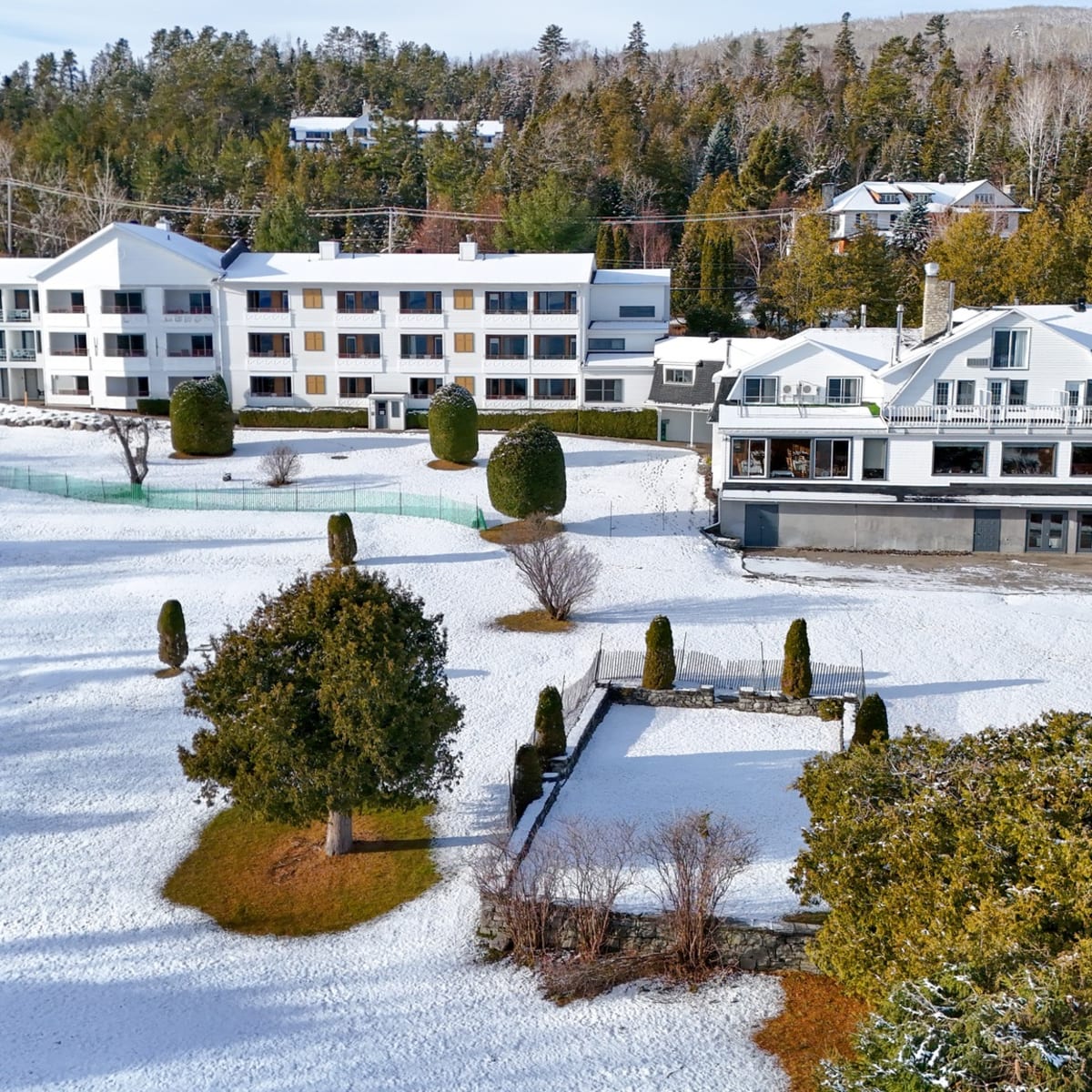 Extérieur de l'Auberge des 3 Canards en hiver.