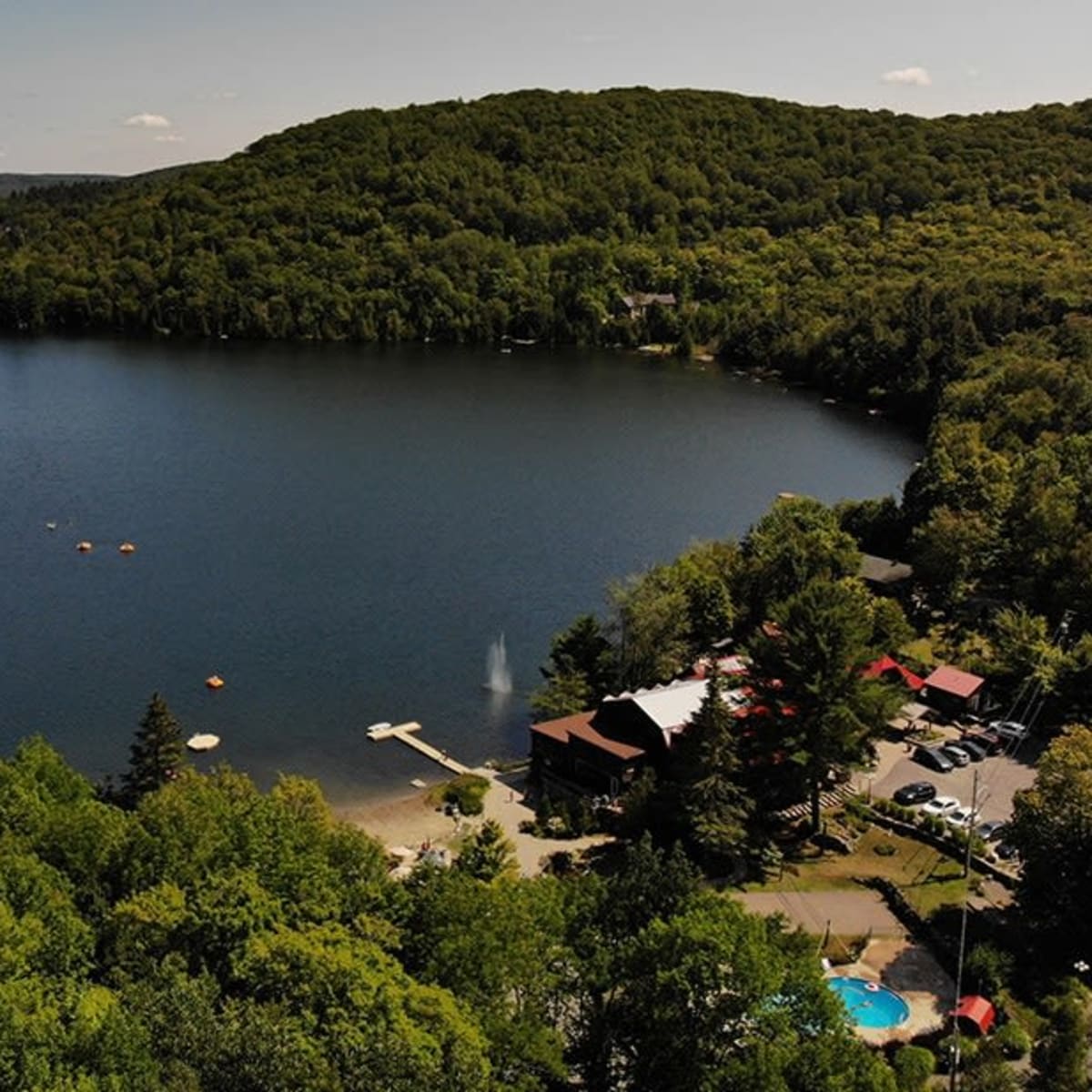 Vue aérienne sur le lac.