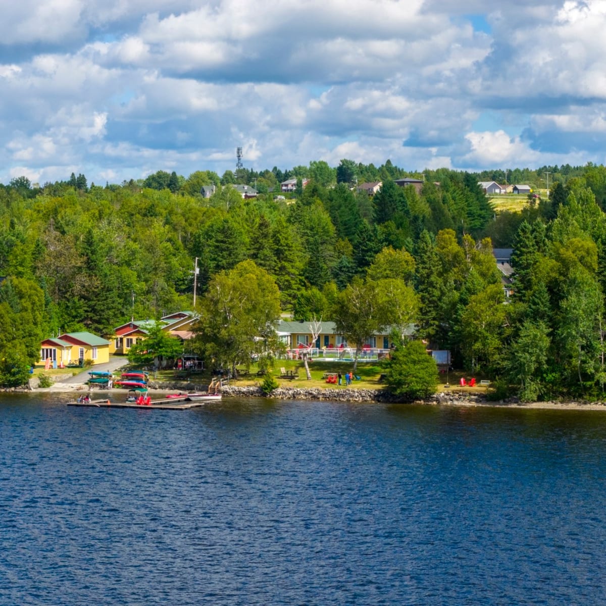 Vue aérienne de l'Auberge et Chalets sur le Lac.