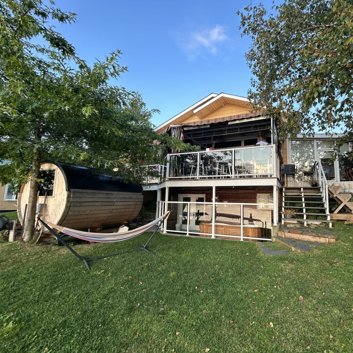 Sauna et terrasse de l'Auberge et Chalets sur le Lac.