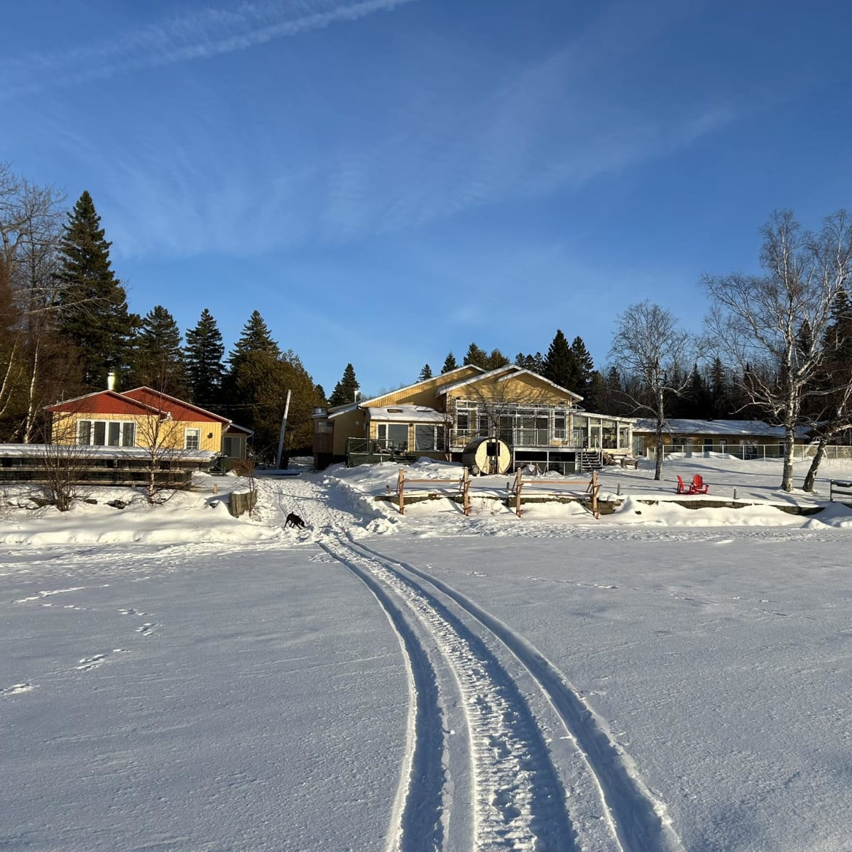 L'Auberge et Chalets sur le Lac en hiver.