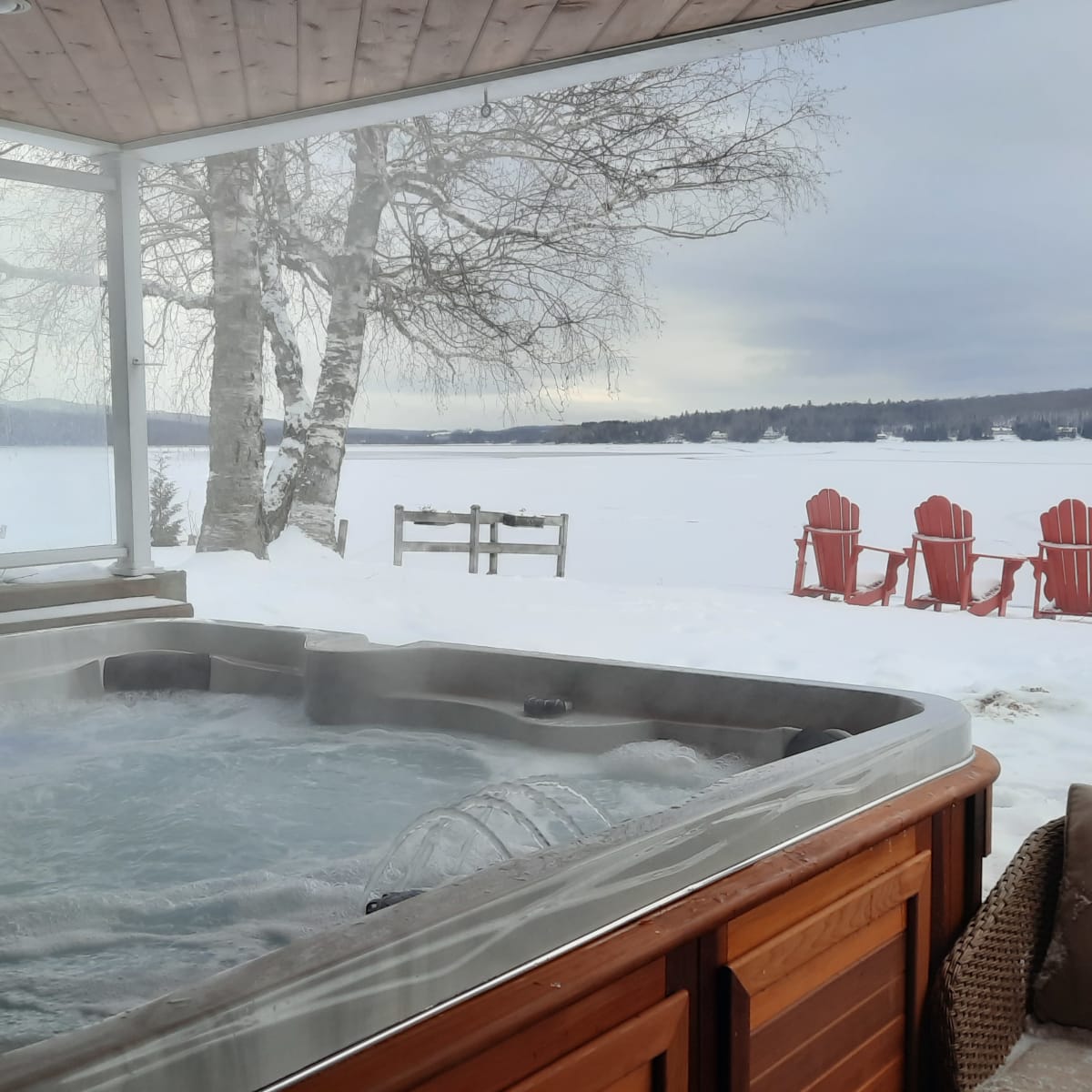 Spa extérieur de l'Auberge et Chalets sur le Lac en hiver.