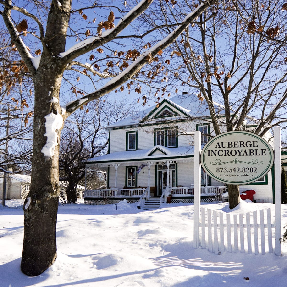 Auberge Incroyable - Exterior in winter