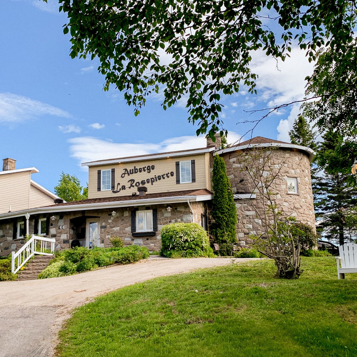 Façade de l'Auberge La Rosepierre en été.
