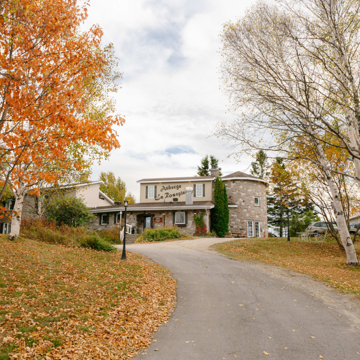 Façade de l'Auberge La Rosepierre en automne.