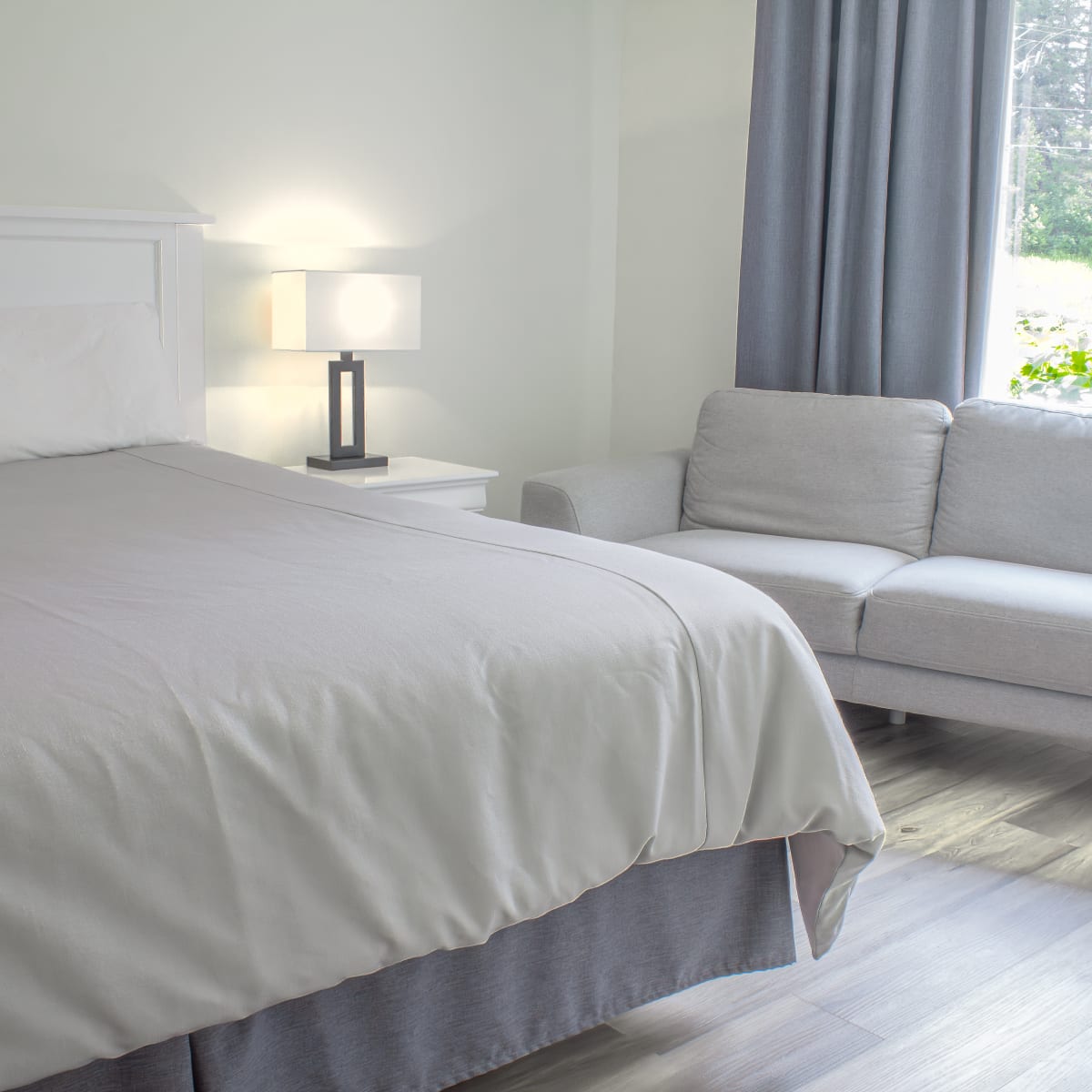 Room with bed and sofa at Auberge Matha.