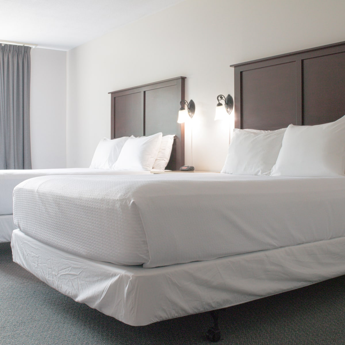 Room with two beds at Auberge Matha.