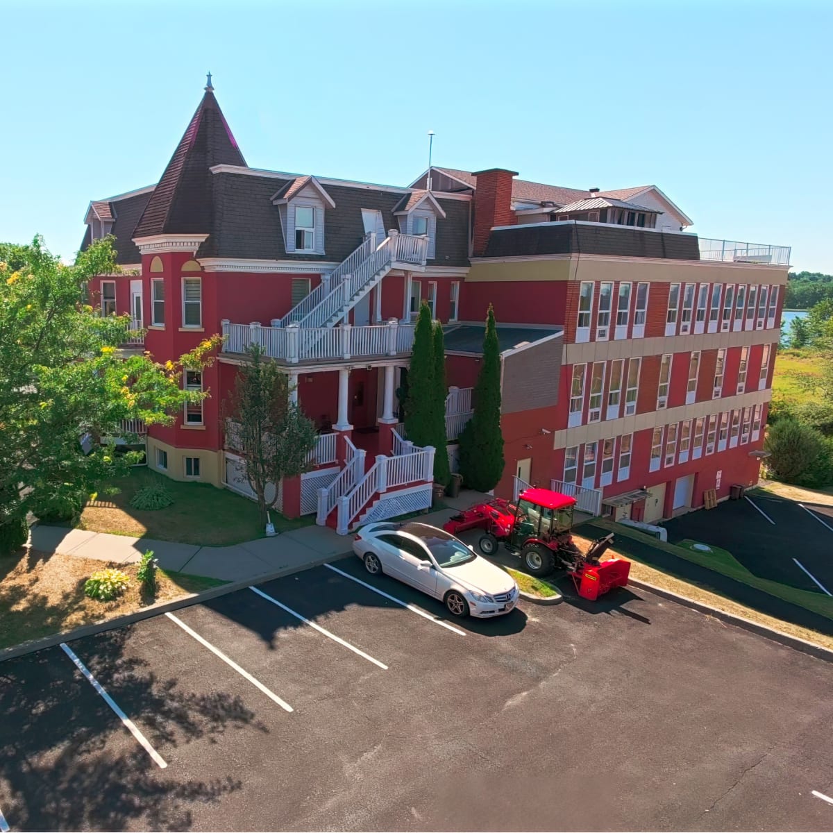 Vue aérienne de l'Auberge Montebello.