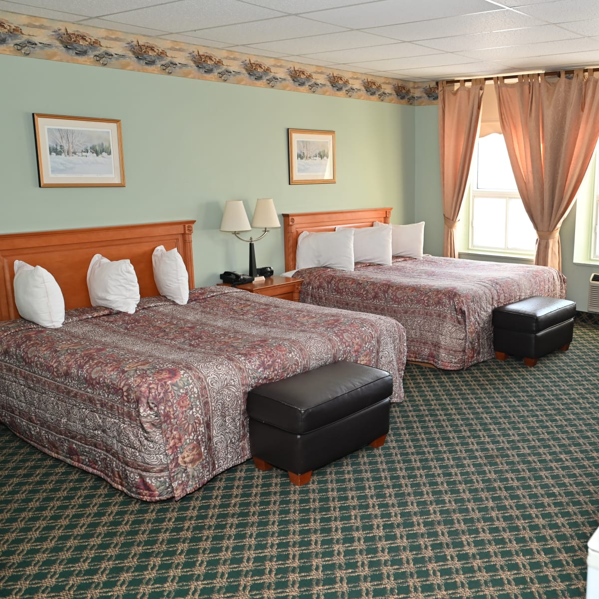 Chambre avec deux lits à l'Auberge Montebello.