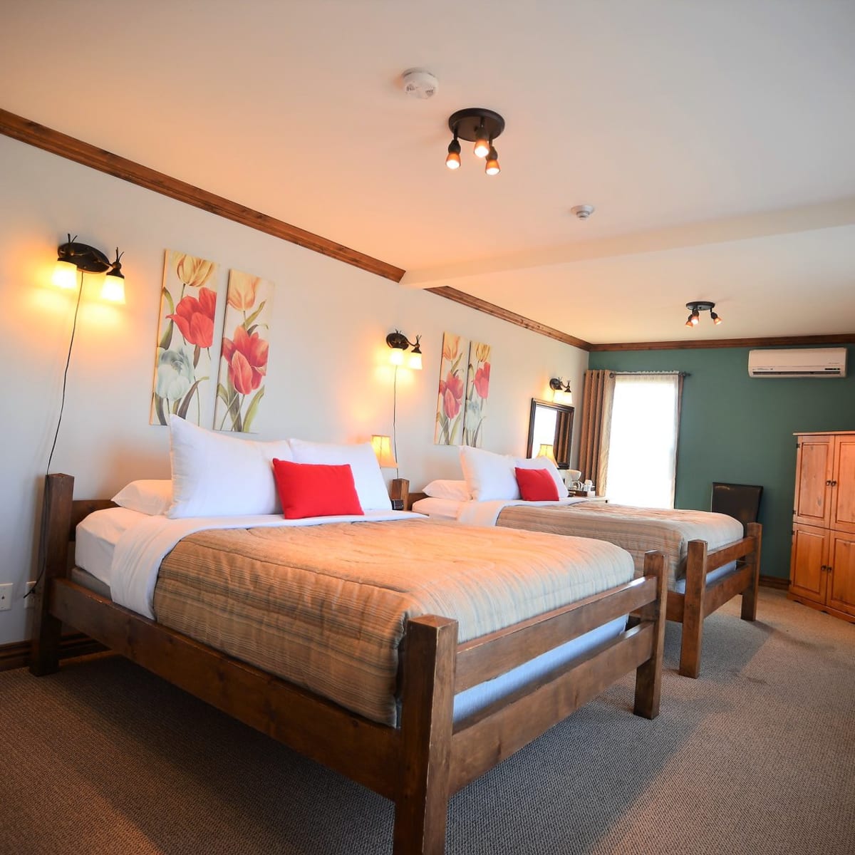 Room with two beds at Auberge Océane.