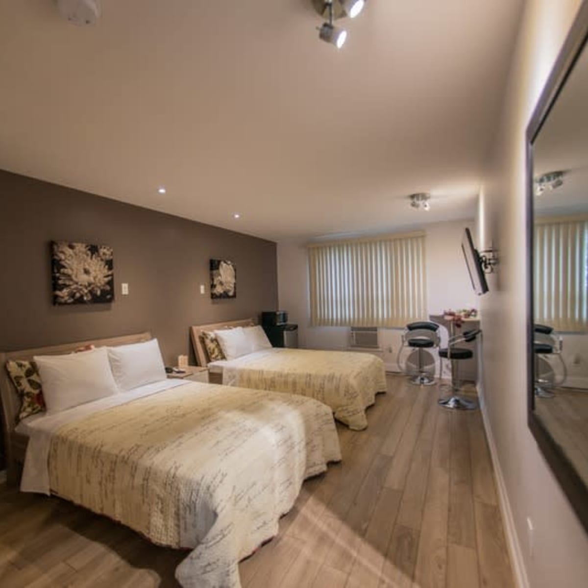 Auberge St. Jacques, room w3ith 2 double beds