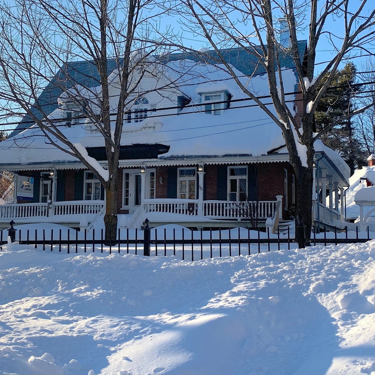 Aux Petits Oiseaux - Façade du bâtiment en hiver