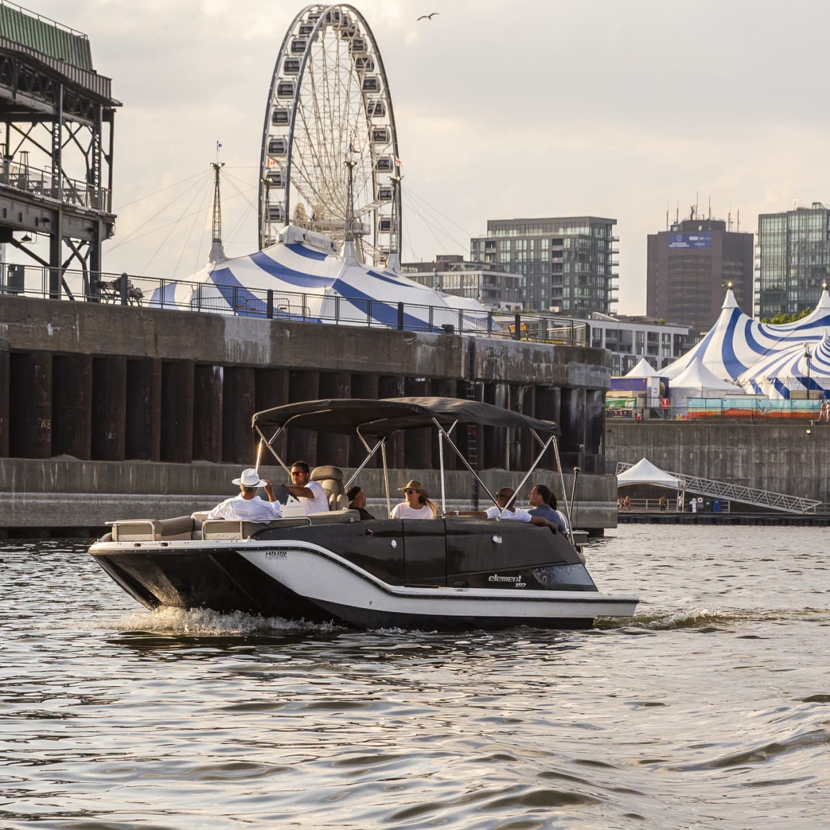 boat at Aventures Wet Set MTL.