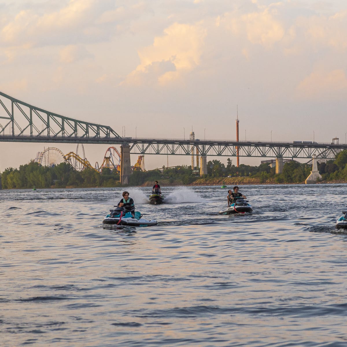 jet ski at Aventures Wet Set MTL.