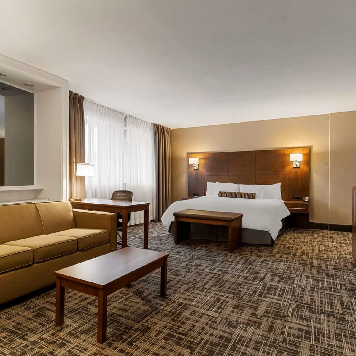 Best Western Ville-Marie Montreal Hotel & Suites - Suite with a bed and a sofa