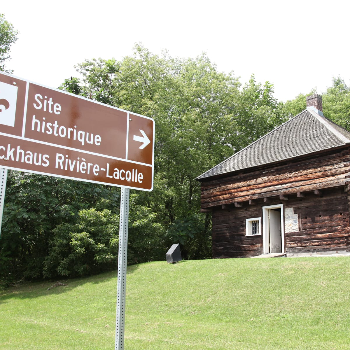 Blockhaus Rivière-Lacolle in summer.