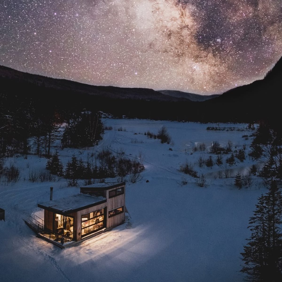 Bora Boréal - Cabin lit at night in winter