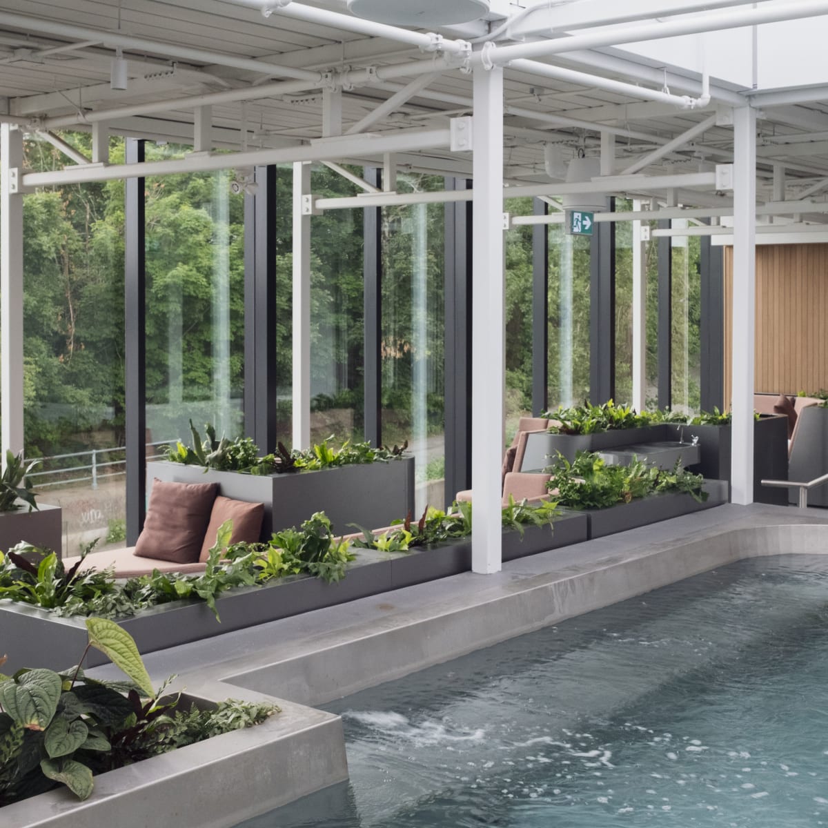 Spa et zone de détente intérieur.