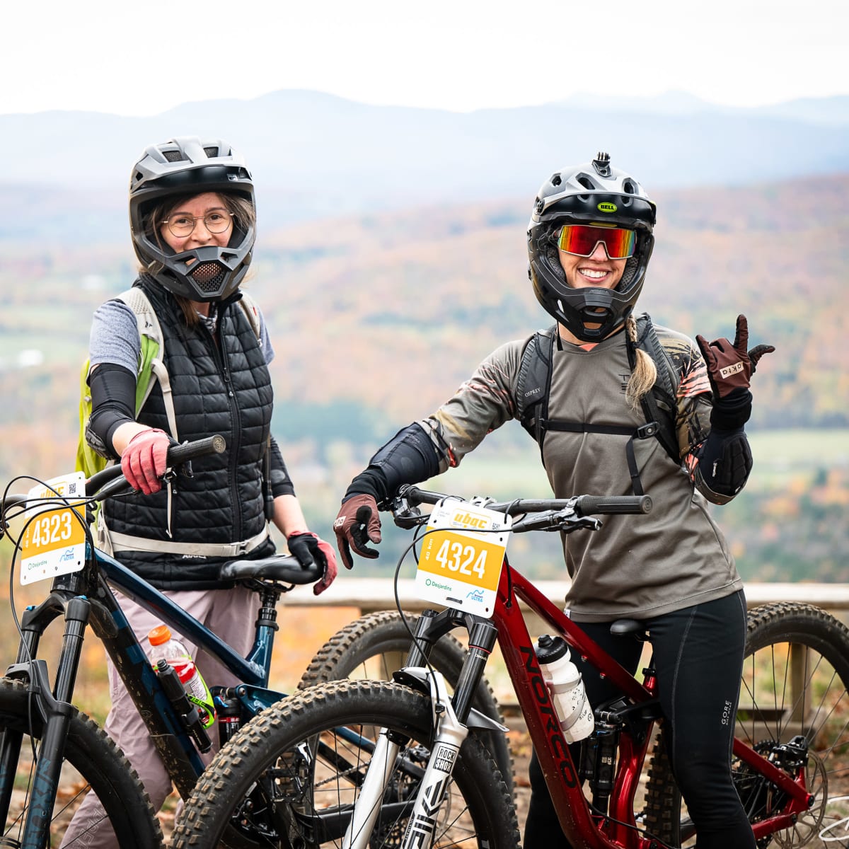 Two people with mountain bikes at Bromont Ultra.