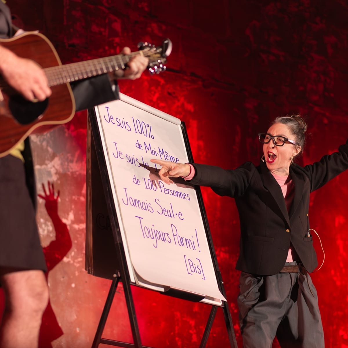 Cabaret Carmagnole - Marc Lalonde, guitare, et Éliane Bonin à l'animation du Show Corpo en 2026.
