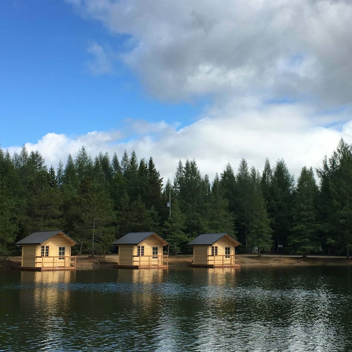 Chalets flottants sur le bord d'un lac.